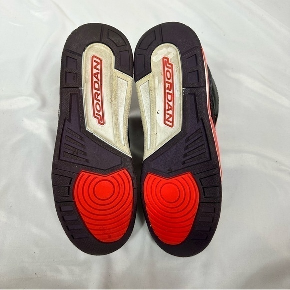 AIR Jordan 3 Retro Crimson Sneakers in Size 7 Youth - Picture 6 of 6